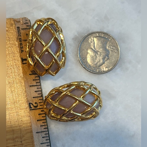 Vintage KJL Kenneth Jay Lane Gold Tone Dusty Pink Cabochon Clip-On Earrings - Picture 3 of 8